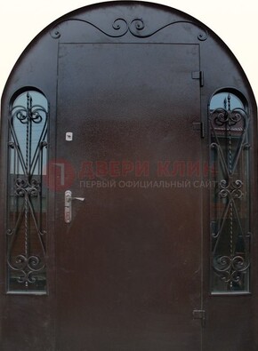 Арочная дверь со стеклом и ковкой ДА-16 под старину в Волоколамске