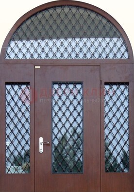 Крепкая стальная арочная дверь со стеклом и ковкой ДА-21 в Сургуте