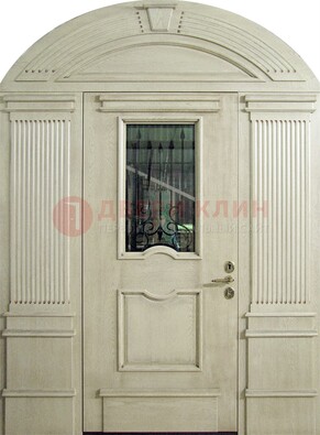 Белая входная дверь массив со стеклом и ковкой ДА-49 в Волоколамске