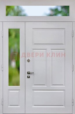 Белая полуторная железная дверь со стеклом и фрамугами ДФГ-10 в Волоколамске