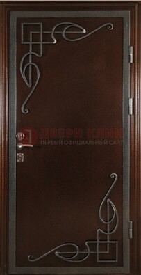 Коричневая входная дверь с ковкой ДК-16 для дома в Волоколамске