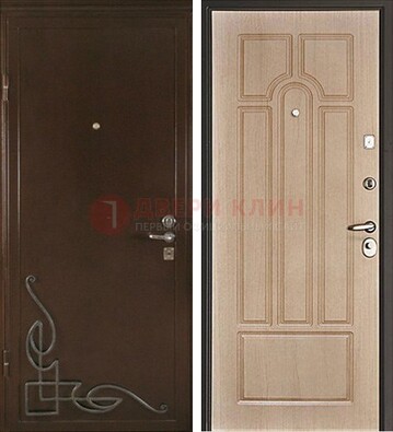 Квартирная коричневая железная дверь с ковкой ДК-19 в Волоколамске
