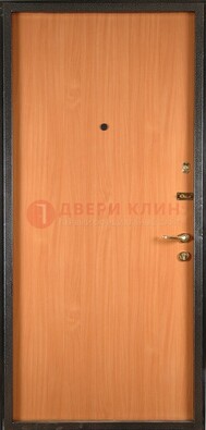 Светлая железная дверь с ламинатом ДЛ-11 в Волоколамске