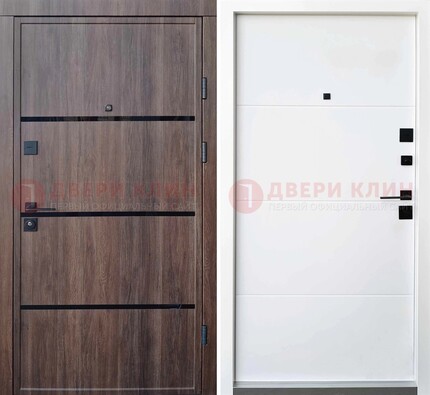Черная входная дверь со светлой МДФ и молдингами ДМ-219 в Волоколамске
