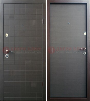 Черная железная дверь со коричневой МДФ внутри ДМ-227 в Екатеринбурге