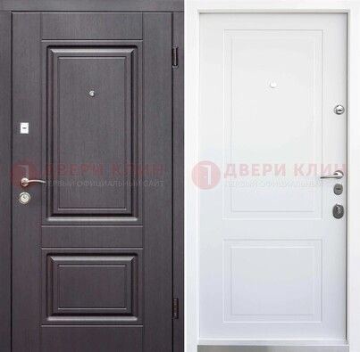 Темная входная дверь c коричневой филенчатой МДФ внутри ДМ-238 в Екатеринбурге