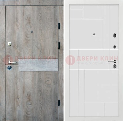 Темная металлическая дверь с белой МДФ с молдингами ДМ-297 в Волоколамске