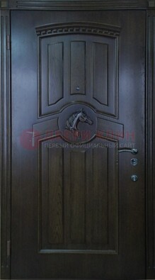 Темная металлическая дверь с массивом дуба с рисунком ДМД-25 в Волоколамске