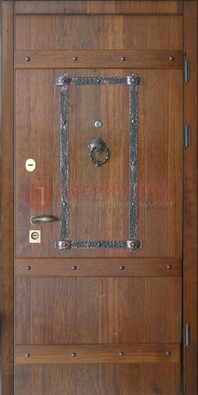Темная стальная дверь с массивом дуба с ковкой ДМД-37 в Волоколамске