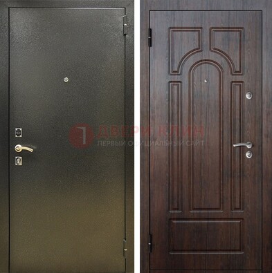 Железная темно-серая дверь с порошковым напылением и МДФ Тисненый орех ДП-275 в Екатеринбурге