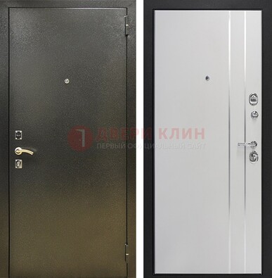 Железная темная дверь с порошковым покрытием и белая МДФ с молдингами  ДП-296 в Екатеринбурге