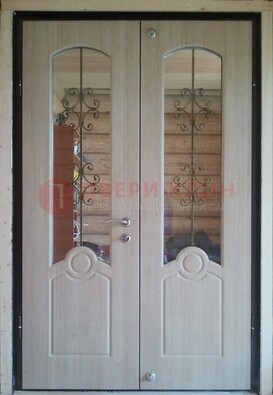 Парадная дверь со стеклянными вставками и ковкой ДПР-23 в деревянный дом в Волоколамске