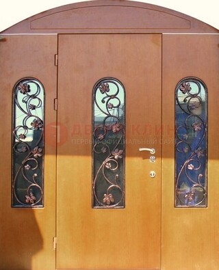 Парадная дверь со стеклянными вставками и ковкой ДПР-28 в общественное здание в Волоколамске