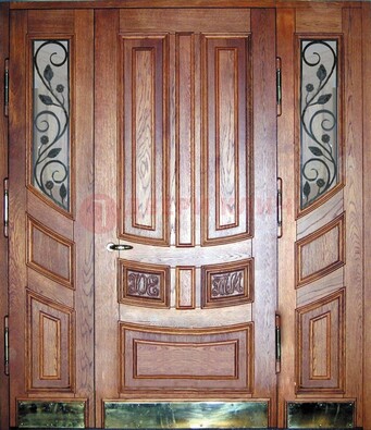 Парадная дверь со стеклом и ковкой ДПР-35 для загородного дома в Волоколамске