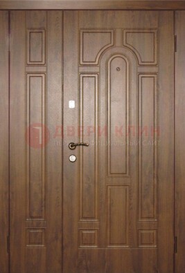 Двухстворчатая коричневая парадная дверь ДПР-48 в Волоколамске