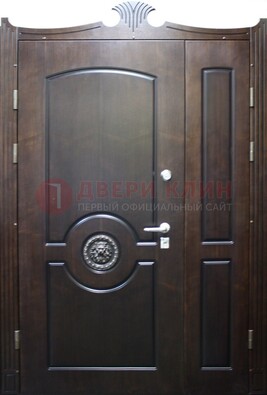 Коричневая парадная дверь с украшением ДПР-52 с утеплением в Волоколамске