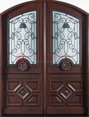 Арочная коричневая парадная дверь ДПР-66 в Волоколамске