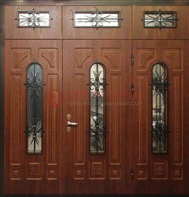 Парадная дверь с металлическими вставками и ковкой ДПР-72 в дом в Волоколамске