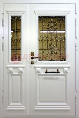 Белая парадная металлическая дверь со стеклом и ковкой ДПР-83 в Волоколамске