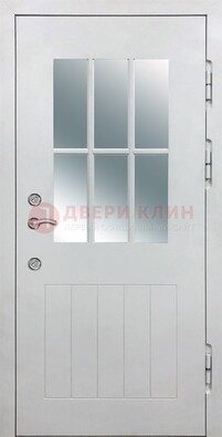 Белая уличная дверь со стеклом ДС-30 в Волоколамске