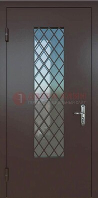 Темная металлическая дверь с решеткой и стеклом ДС-7 в Волоколамске