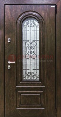 Темная филенчатая железная дверь со стеклом и ковкой ДСК-102 в Волоколамске