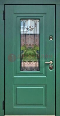 Зеленая металлическая дверь со стеклом и ковкой ДСК-113 в Волоколамске