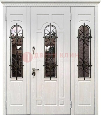 Белая распашная стальная дверь со стеклом и ковкой ДСК-125 в Волоколамске