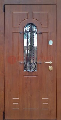 Темная железная дверь со стеклом и ковкой в коричневом цвете ДСК-154 в Волоколамске