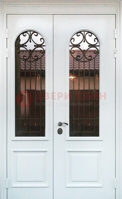 Белая стальная дверь стекло с ковкой и филенкой ДСК-201 в Волоколамске