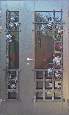 Распашная уличная дверь Порошок со стеклом и ковкой ДСК-221 в Волоколамске