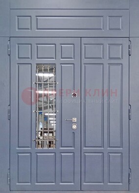 Серая двухстворчатая дверь Винорит со стеклом и ковкой ДСК-234 RAL 7024 в Волоколамске