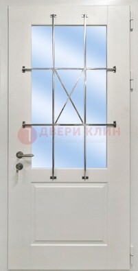 Белая простая железная дверь Винорит со стеклом и ковкой ДСК-257 в Волоколамске