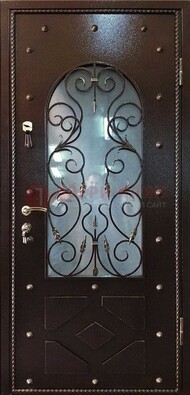 Влагостойкая дверь со стеклом и ковкой с декором ДСК-37 в Можайске