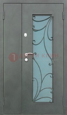 Двухстворчатая железная дверь со стеклом и ковкой ДСК-40 в Волоколамске