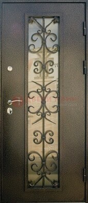 Входная дверь Дверь со стеклом и ковкой черного цвета ДСК-76 для веранды в Волоколамске