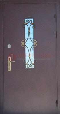 Металлическая дверь со стеклом и ковкой ДСК-77 в панельный дом в Волоколамске