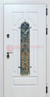 Белая остекленная металлическая дверь с ковкой ДСК-98 в Волоколамске