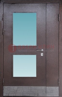 Коричневая тамбурная дверь со стеклянными вставками ДТМ-21 в Волоколамске
