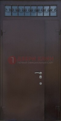 Коричневая тамбурная дверь со стеклянными вставками и ковкой ДТМ-39 в Волоколамске