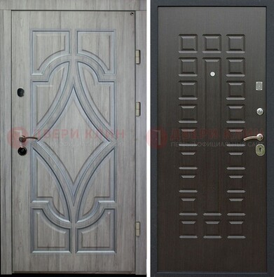 Стальная коричневая дверь с узором и виноритом Венге внутри ДВТ-131 в Волоколамске