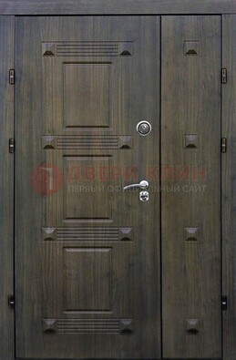Железная филенчатая дверь с виноритом и МДФ Миланский орех ДВТ-143 в Волоколамске