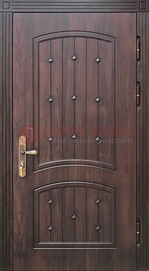 Коричневая уличная дверь с виноритом для дома ДВТ-235 в Волоколамске