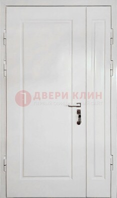 Полуторная металлическая дверь с МДФ в белом цвете ПЛ-24 в Волоколамске
