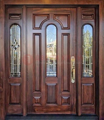 Железная классическая дверь с массивом дуба и витражом ВЖ-18 в Волоколамске