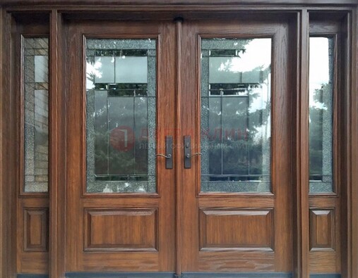Распашная стальная дверь с массивом с витражом и фрамугами ВЖ-21 в Волоколамске