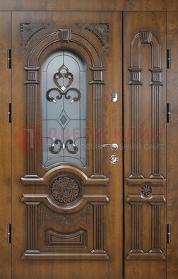 Коричневая двухстворчатая железная дверь с МДФ и витражом ВЖ-32 в Волоколамске