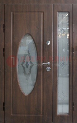 Коричневая двухстворчатая железная дверь с МДФ и витражом ВЖ-33 в Волоколамске